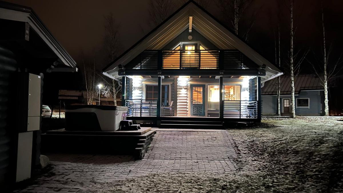 Villa Laakson Helmi 1 с камином, сауной, SPA, на берегу озера - Housity