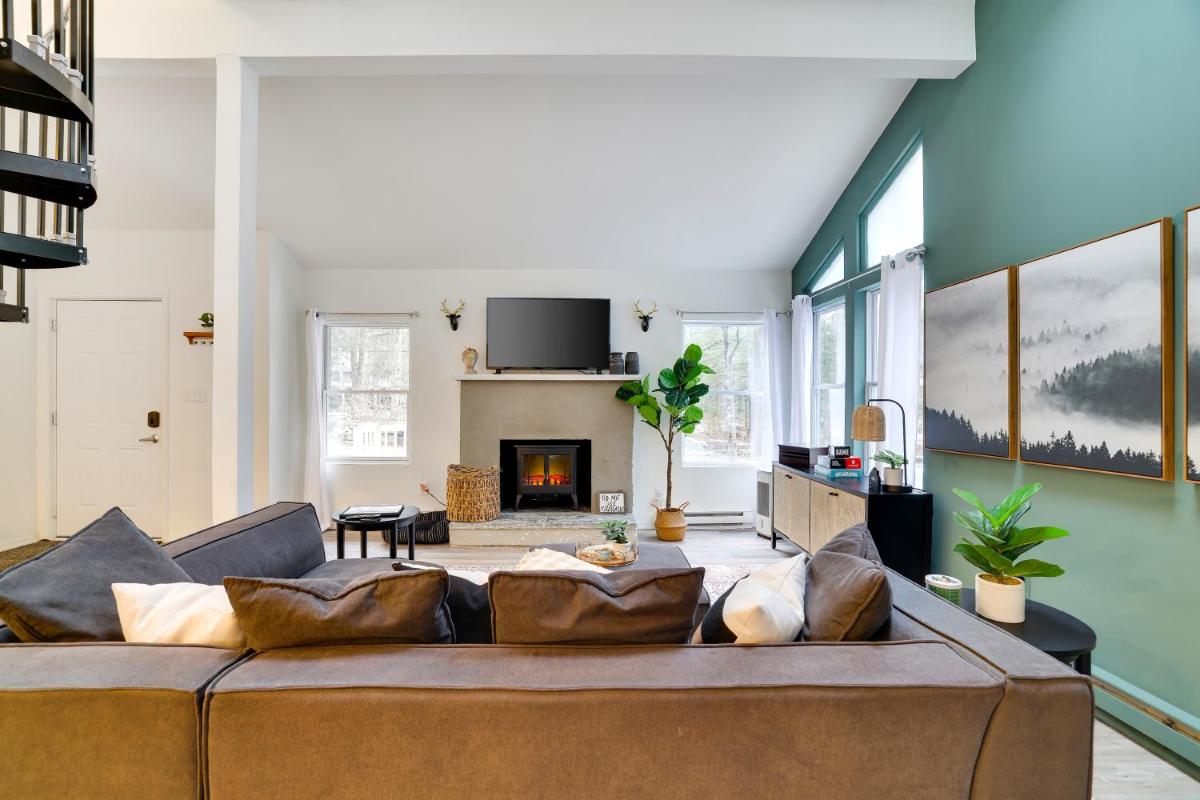 Cozy Pocono haven with lake access, hot tub, indoor & outdoor fireplace, games and pet friendly - Housity