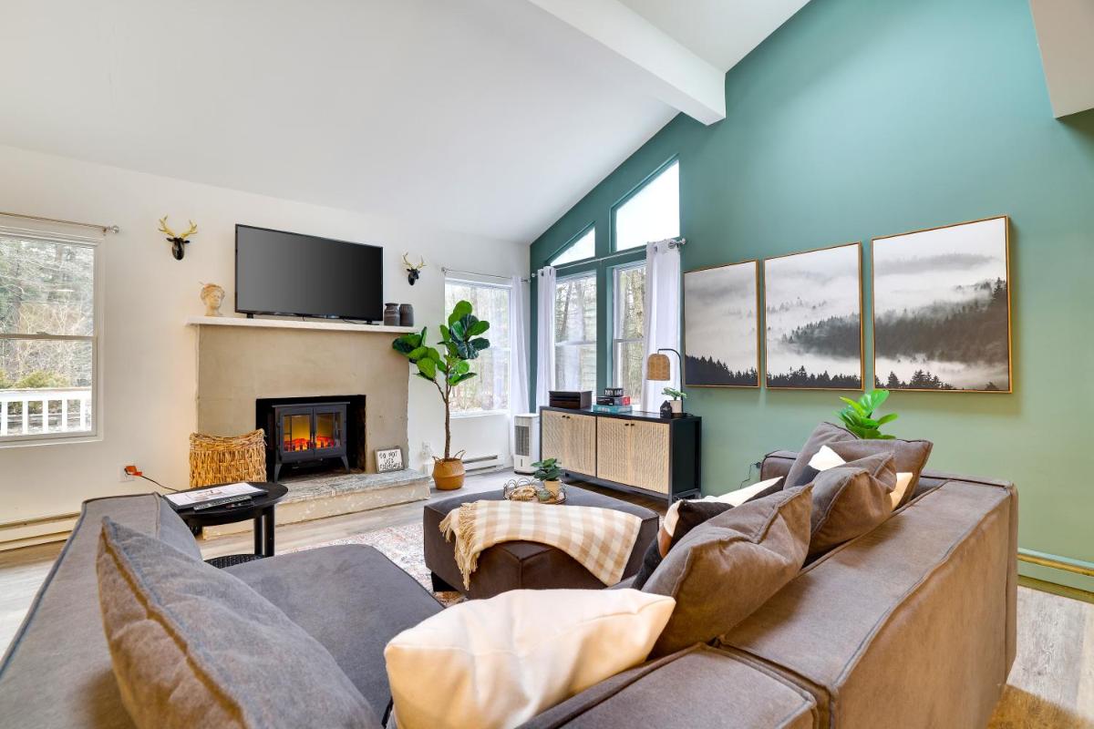 Cozy Pocono haven with lake access, hot tub, indoor & outdoor fireplace, games and pet friendly - Housity