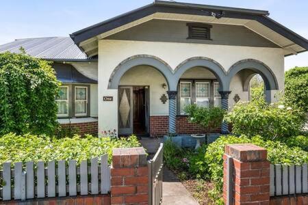 Suitetrails - Charming inner city home excellent base in Hobart