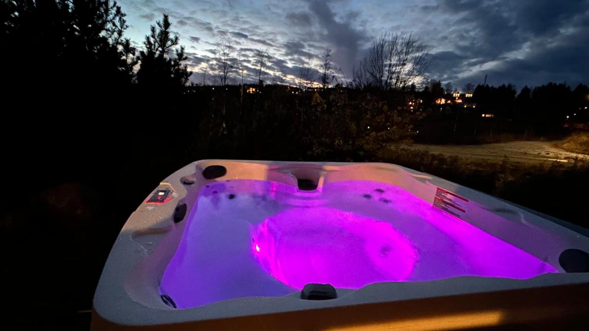 Villa Laakson Helmi 1 с камином, сауной, SPA, на берегу озера - Housity
