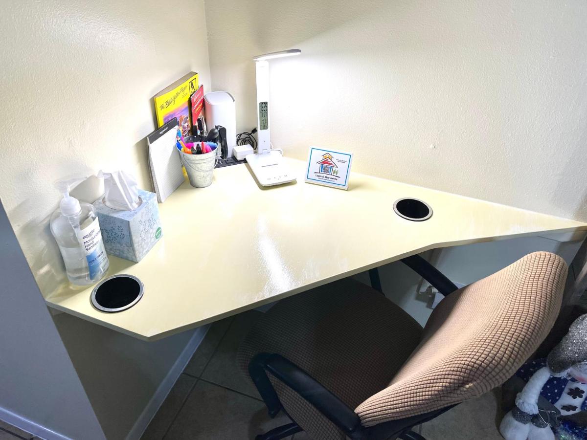 BnB 3bedroom 2bath 3Mins to Fort Bliss or ELPAirport PetsOK Washer Dryer - Housity