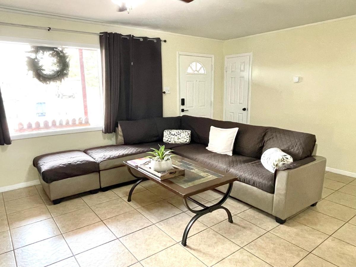 BnB 3bedroom 2bath 3Mins to Fort Bliss or ELPAirport PetsOK Washer Dryer - Housity