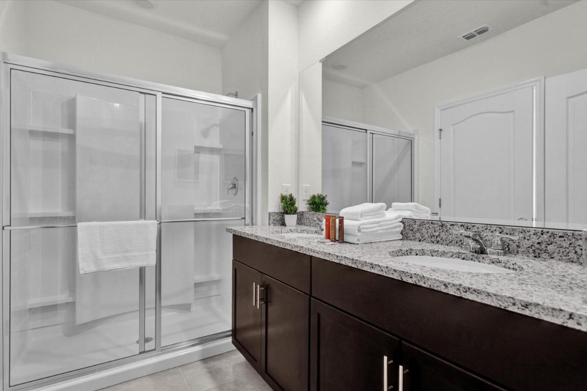 5 Bedrooms- 5 Bathrooms- Solterra 7622 OL - Housity