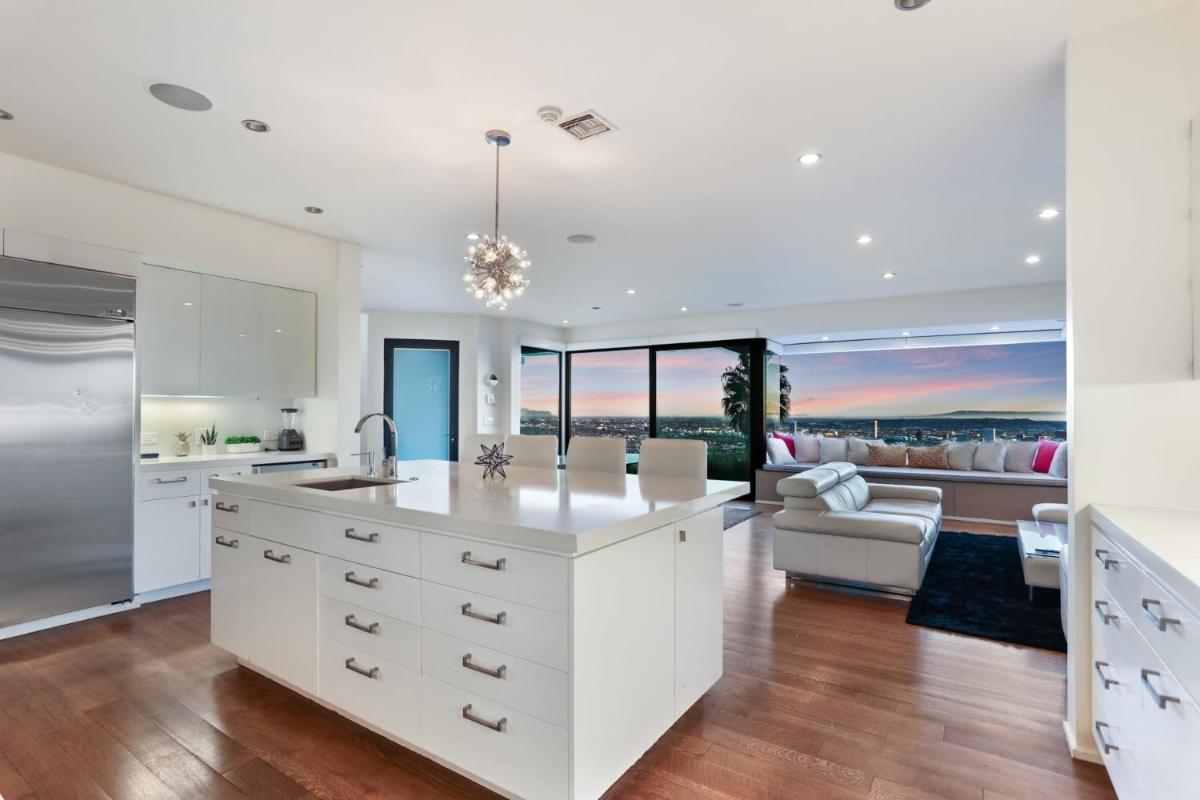 Suitetrails - New Listing Stunning Jetliner View Private Spa