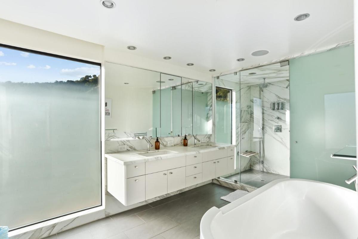 Suitetrails - New Listing Stunning Jetliner View Private Spa