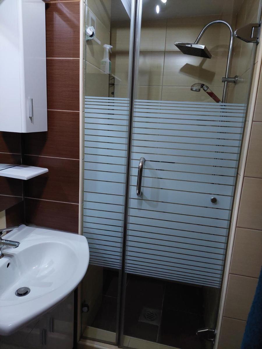 Belváros közeli kertkapcsolatos lakás 1-től 5 főig - Housity