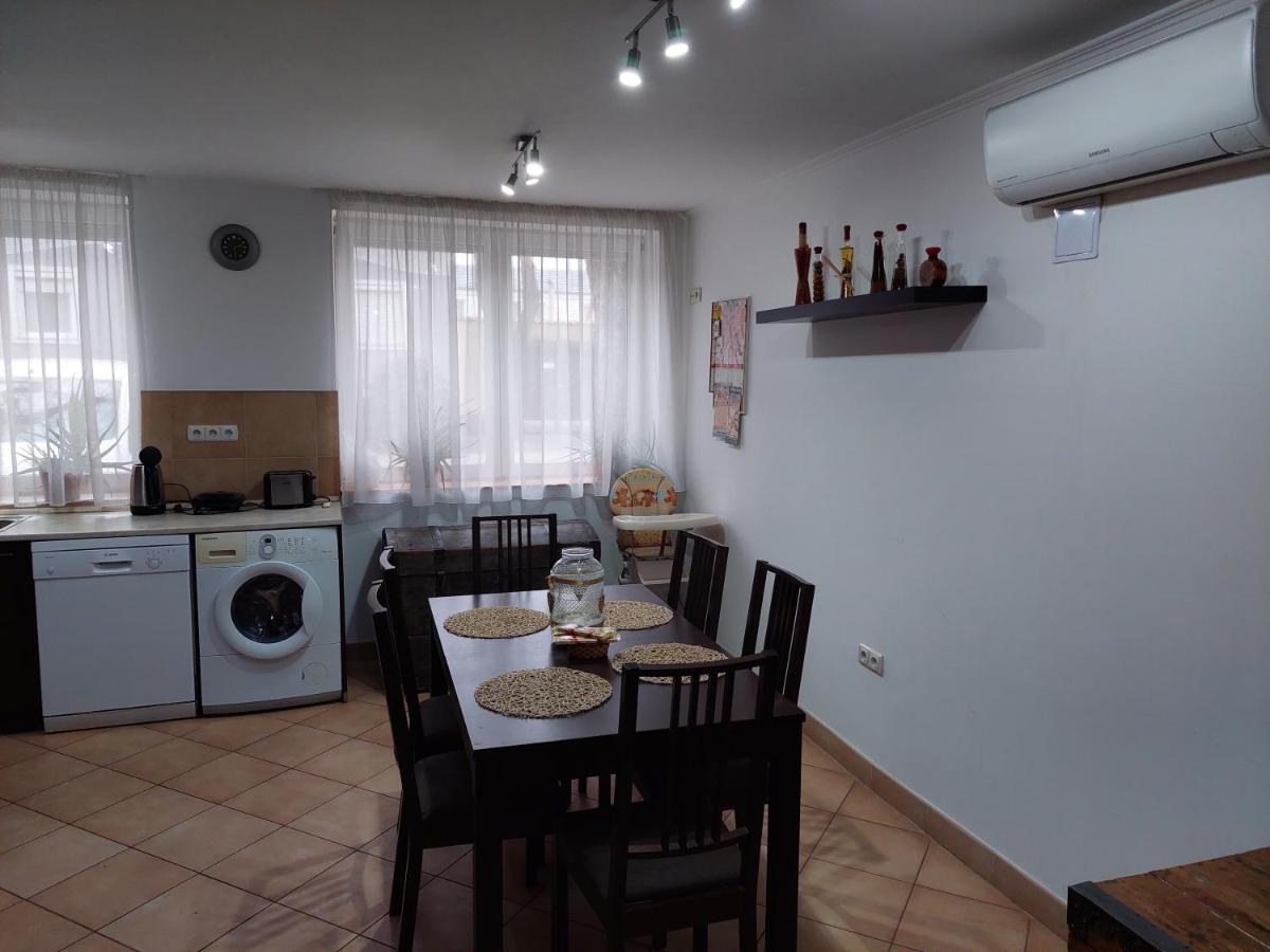 Belváros közeli kertkapcsolatos lakás 1-től 5 főig - Housity