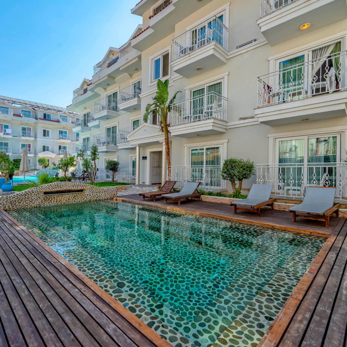 Montebello Deluxe Hotel - Housity