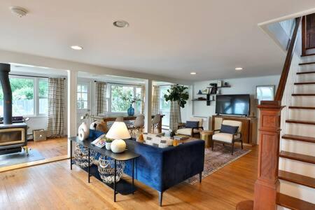 Abeni House - Catskill Country House w Hot Tub Near Skiing - Housity