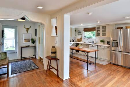 Abeni House - Catskill Country House w Hot Tub Near Skiing - Housity