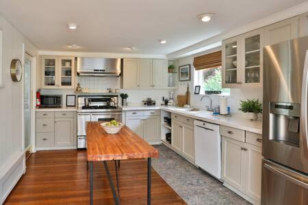 Abeni House - Catskill Country House w Hot Tub Near Skiing - Housity