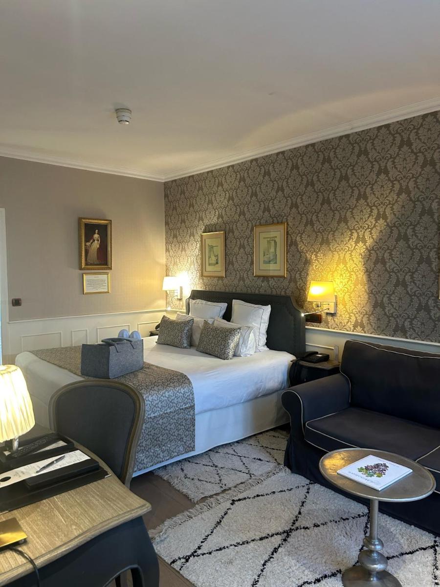 une chambre d'hôtel avec un lit et un canapé dans l'établissement Hotel & Spa Le Grand Monarque, BW Premier Collection, à Chartres 41 autres photos