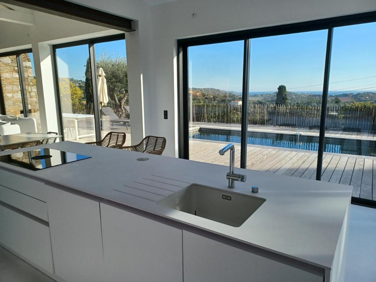 Magnifique villa avec piscine, vue mer - Housity