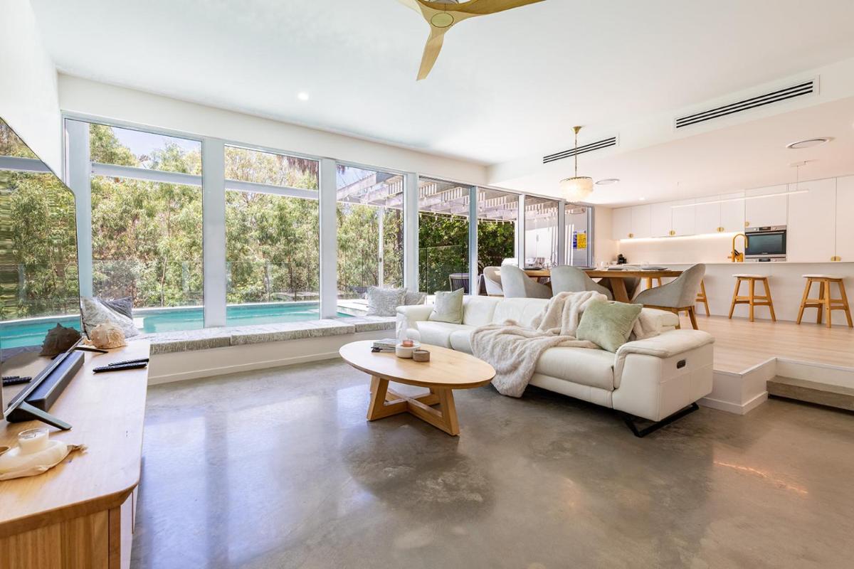 Ocean House - 4 BR with Media Room & Private Pool - 100m to Beach - Housity