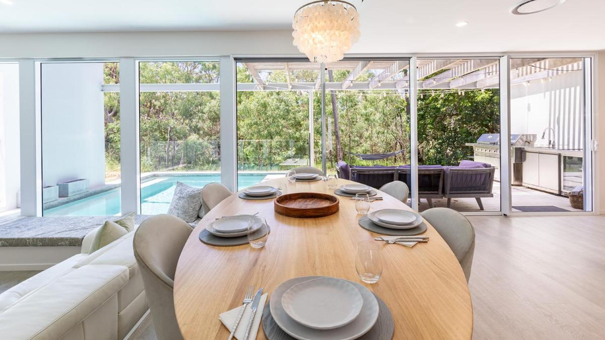 Ocean House - 4 BR with Media Room & Private Pool - 100m to Beach - Housity