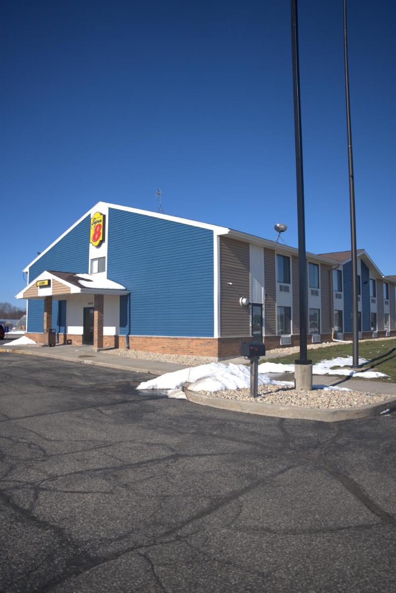 Super 8 by Wyndham Portage - Housity
