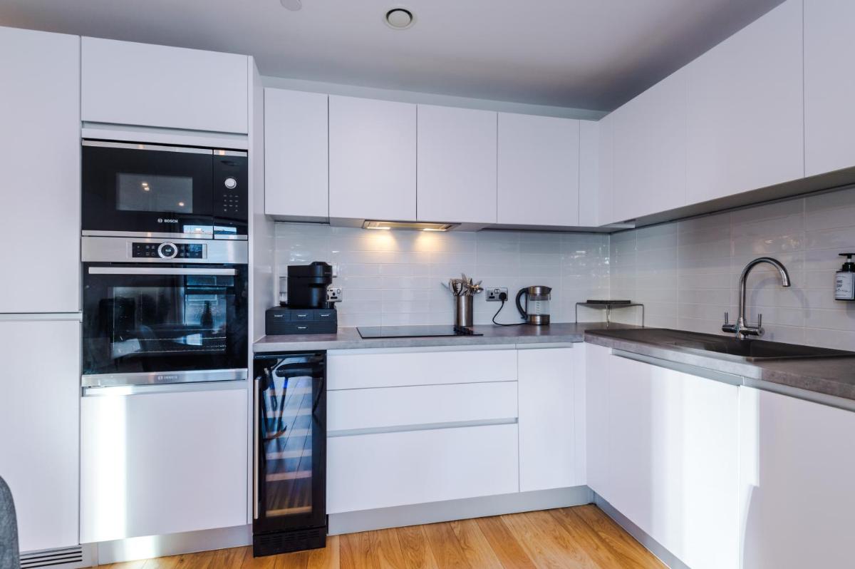 The Sterling Suite - Free Parking, Fast Wifi, Modern, Close to Broad Street, City Center - Housity
