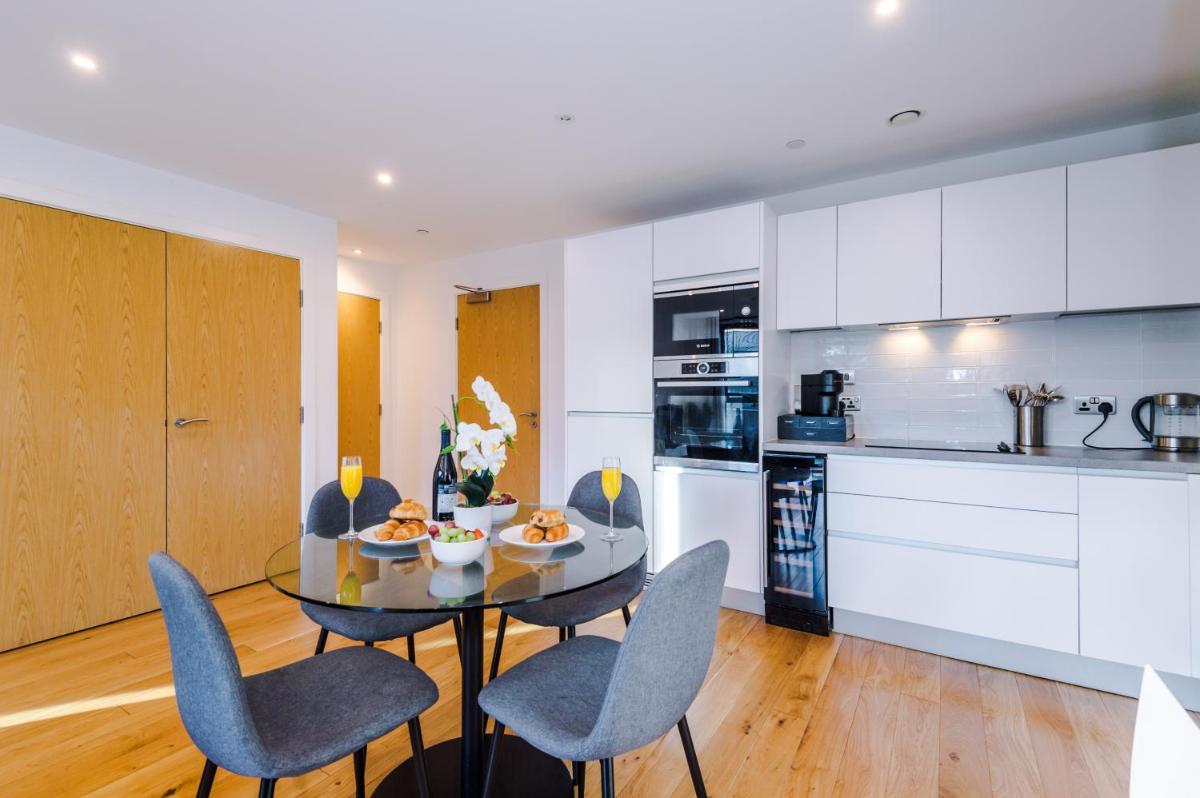 The Sterling Suite - Free Parking, Fast Wifi, Modern, Close to Broad Street, City Center - Housity