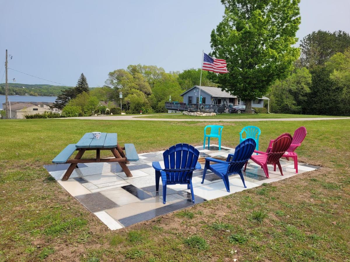Shore Beats Work - Housity