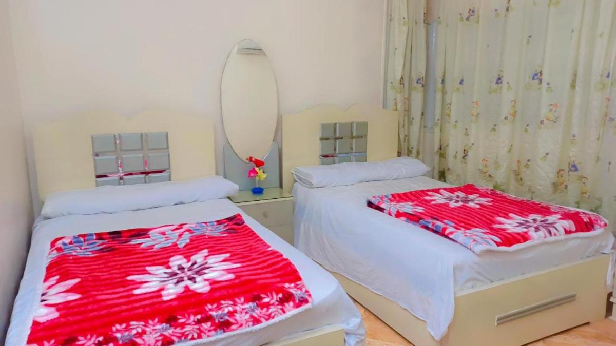 Queen pyramids view - Housity