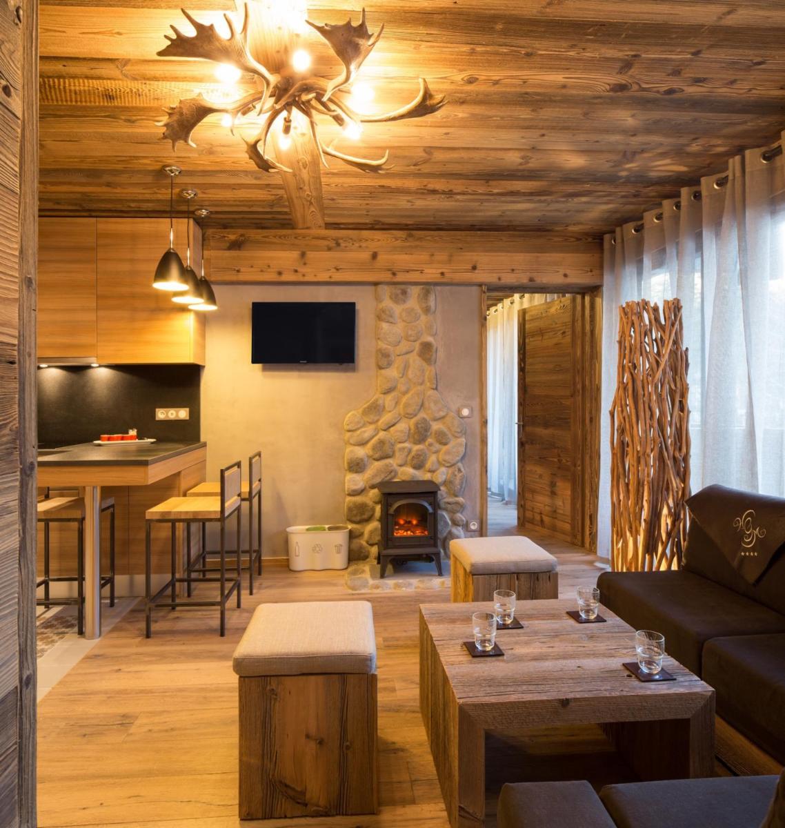 Télévision ou salle de divertissement dans l'établissement Les Grands Montets Hotel & Spa