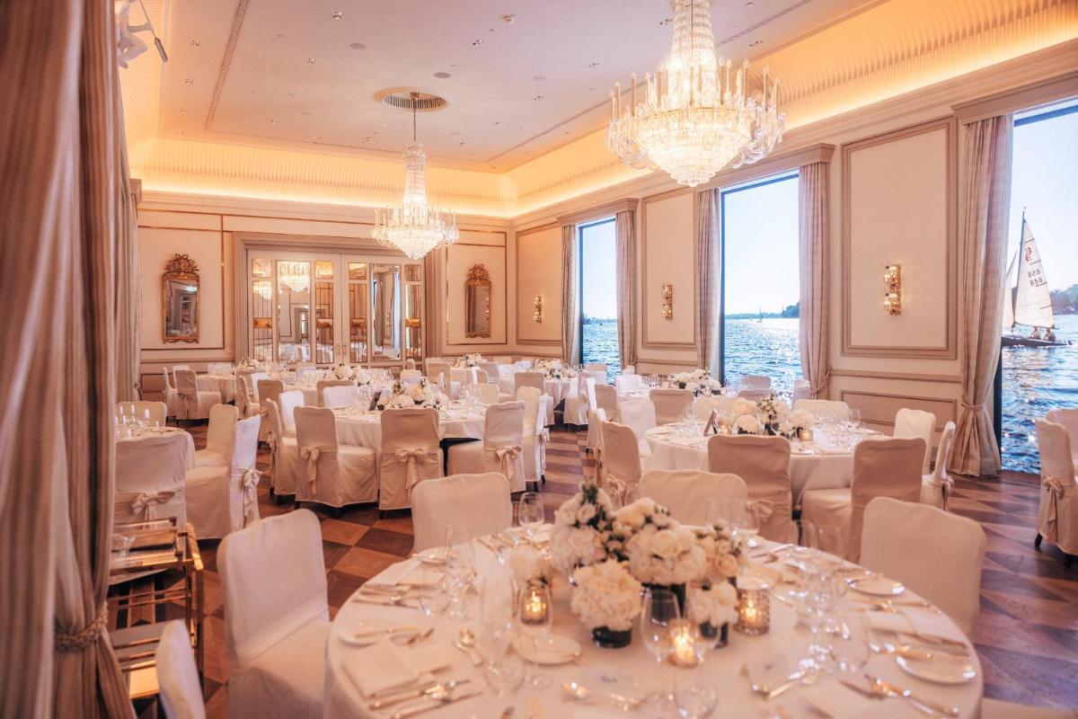 Ein Restaurant oder anderes Speiselokal in der Unterkunft Fairmont Hotel Vier Jahreszeiten