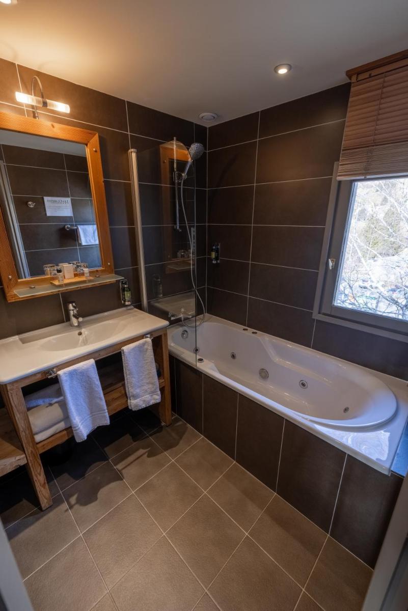 Salle de bains dans l'établissement Hôtel et Spa les Clarines
