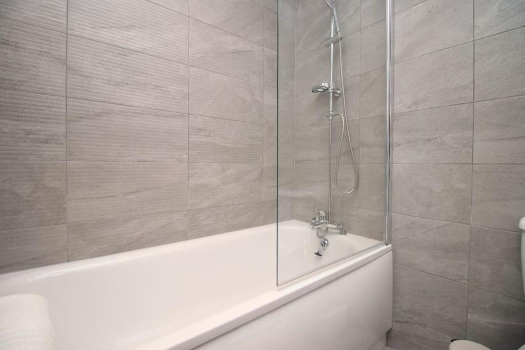 Contemporary Central Swindon 2BR, 3 beds - Parking - Housity