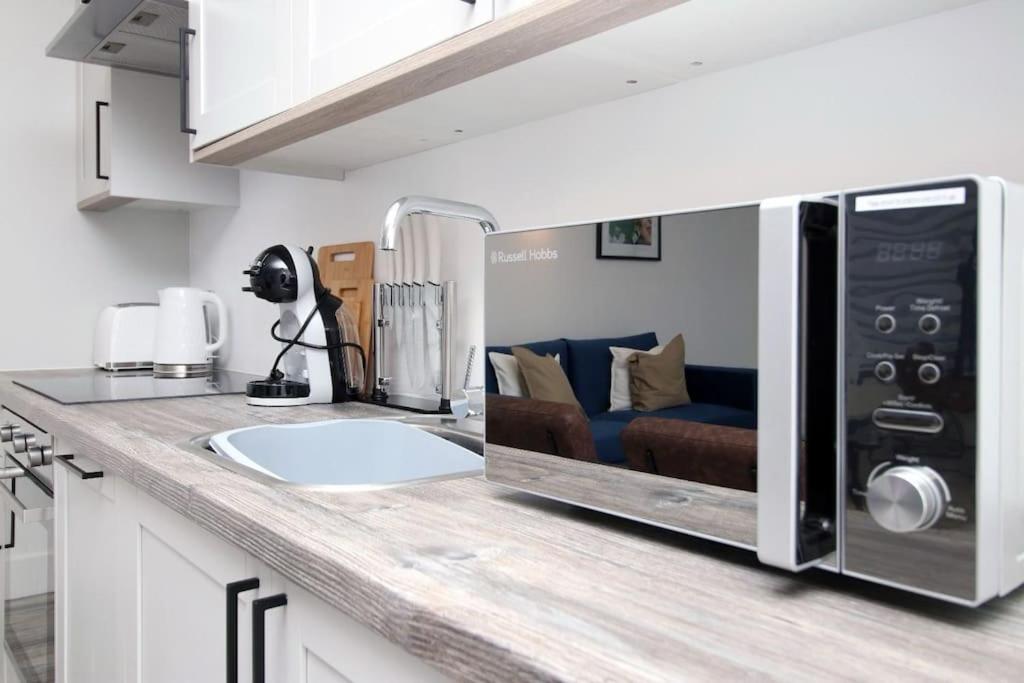 Contemporary Central Swindon 2BR, 3 beds - Parking - Housity