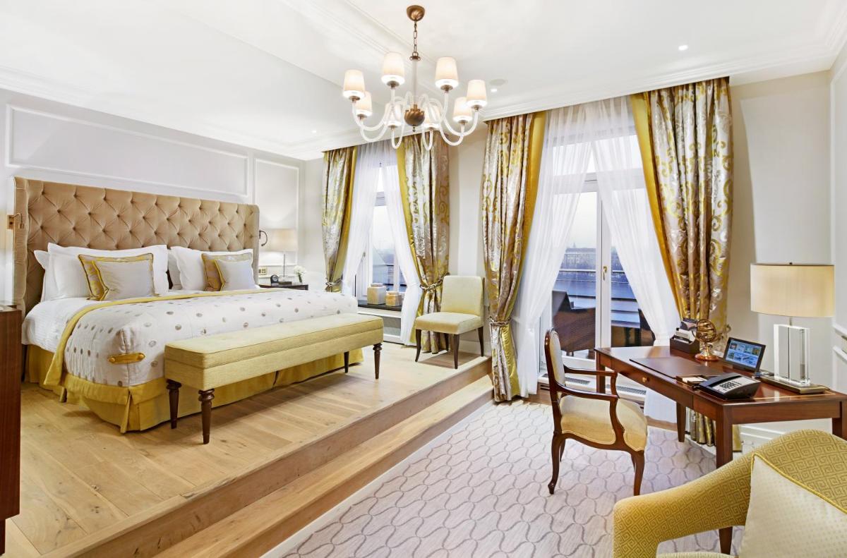 Ein Bett oder Betten in einem Zimmer der Unterkunft Fairmont Hotel Vier Jahreszeiten