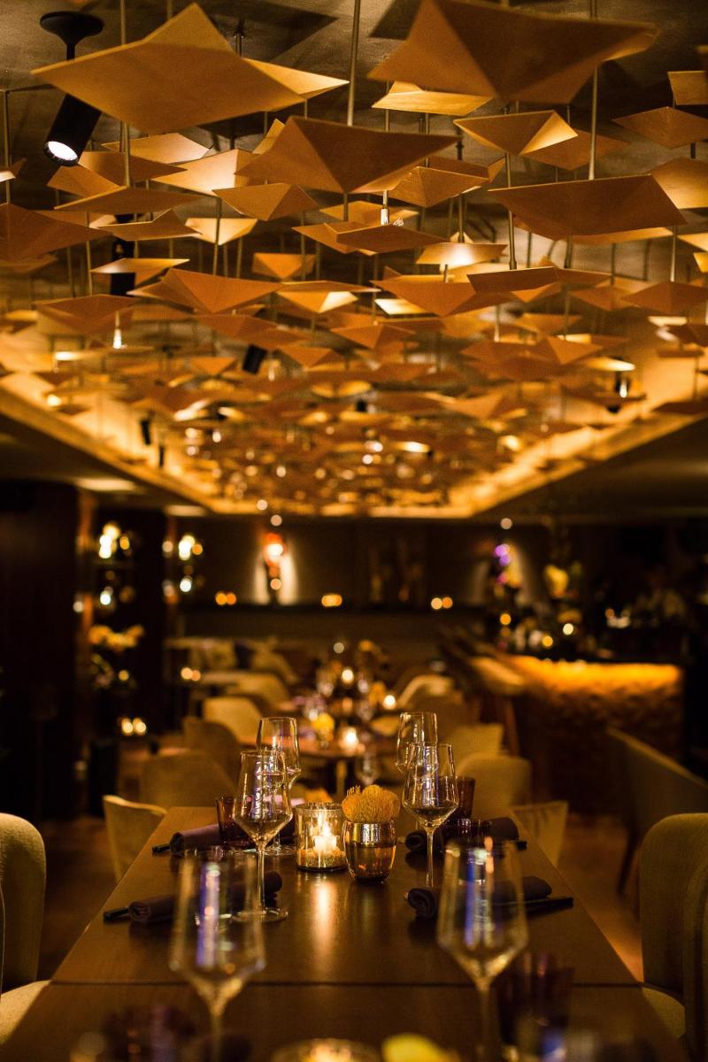 Ein Restaurant oder anderes Speiselokal in der Unterkunft Fairmont Hotel Vier Jahreszeiten