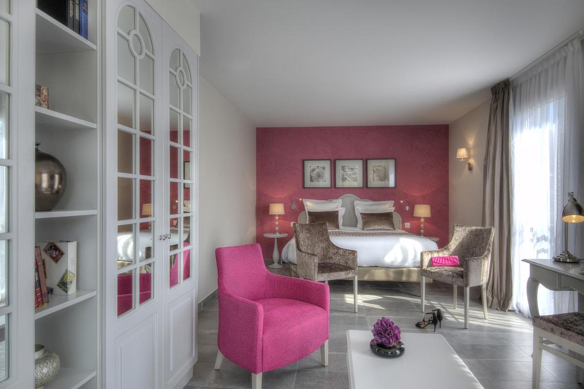 Coin salon dans l'établissement La Bastide de l'Oliveraie
