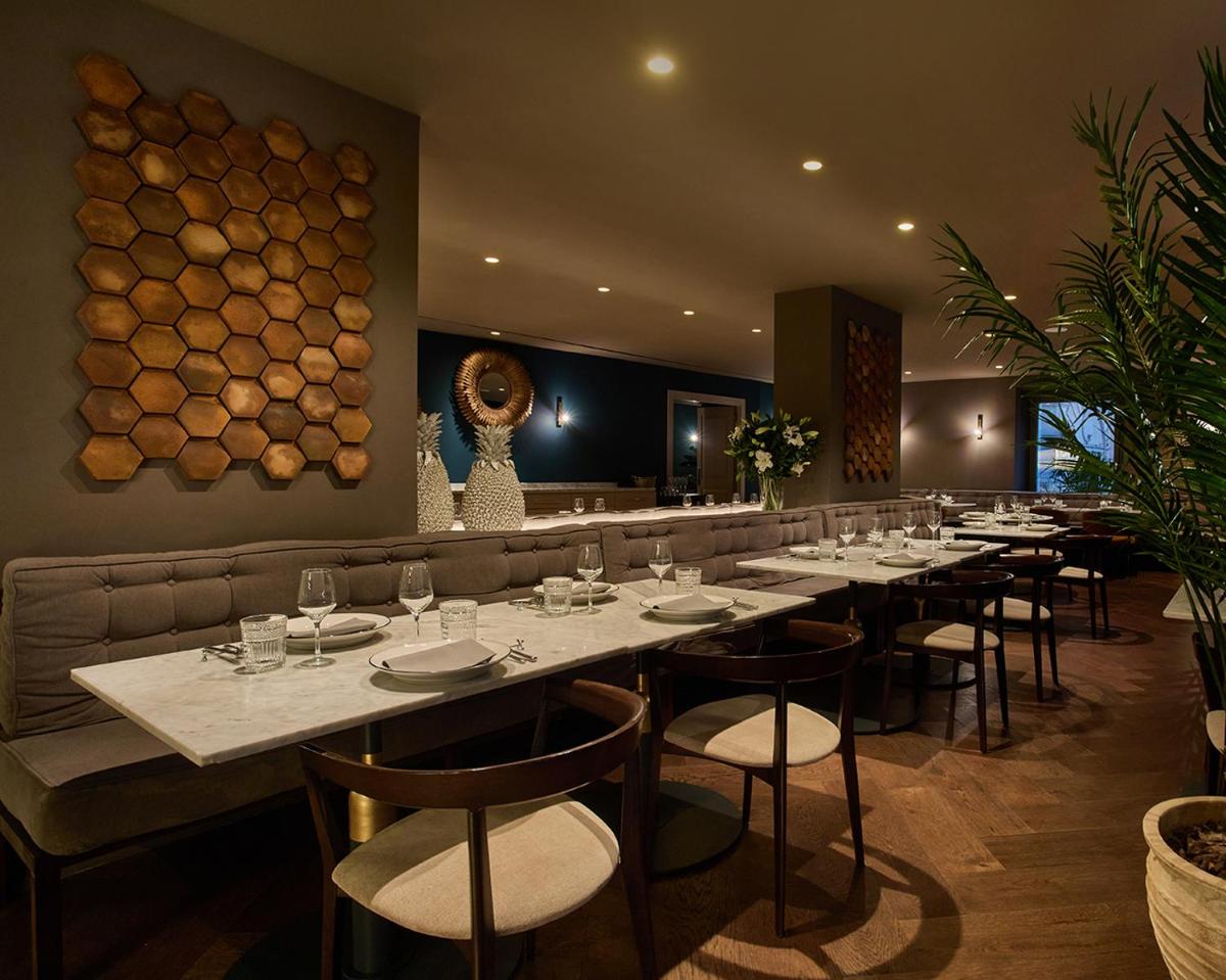 Un restaurante o sitio para comer en Sant Jaume Design Hotel