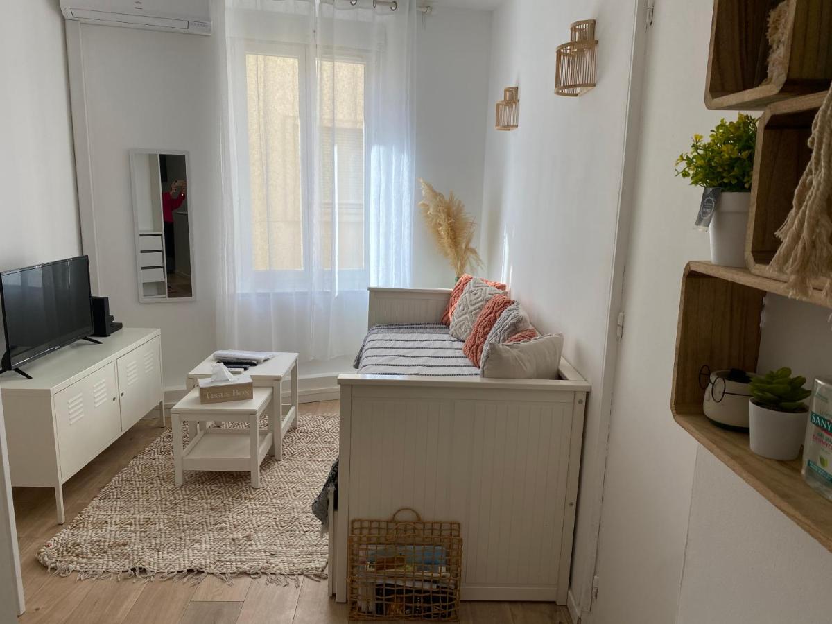 Studio ROMY les pieds dans l'eau 10 m de la mer - Housity