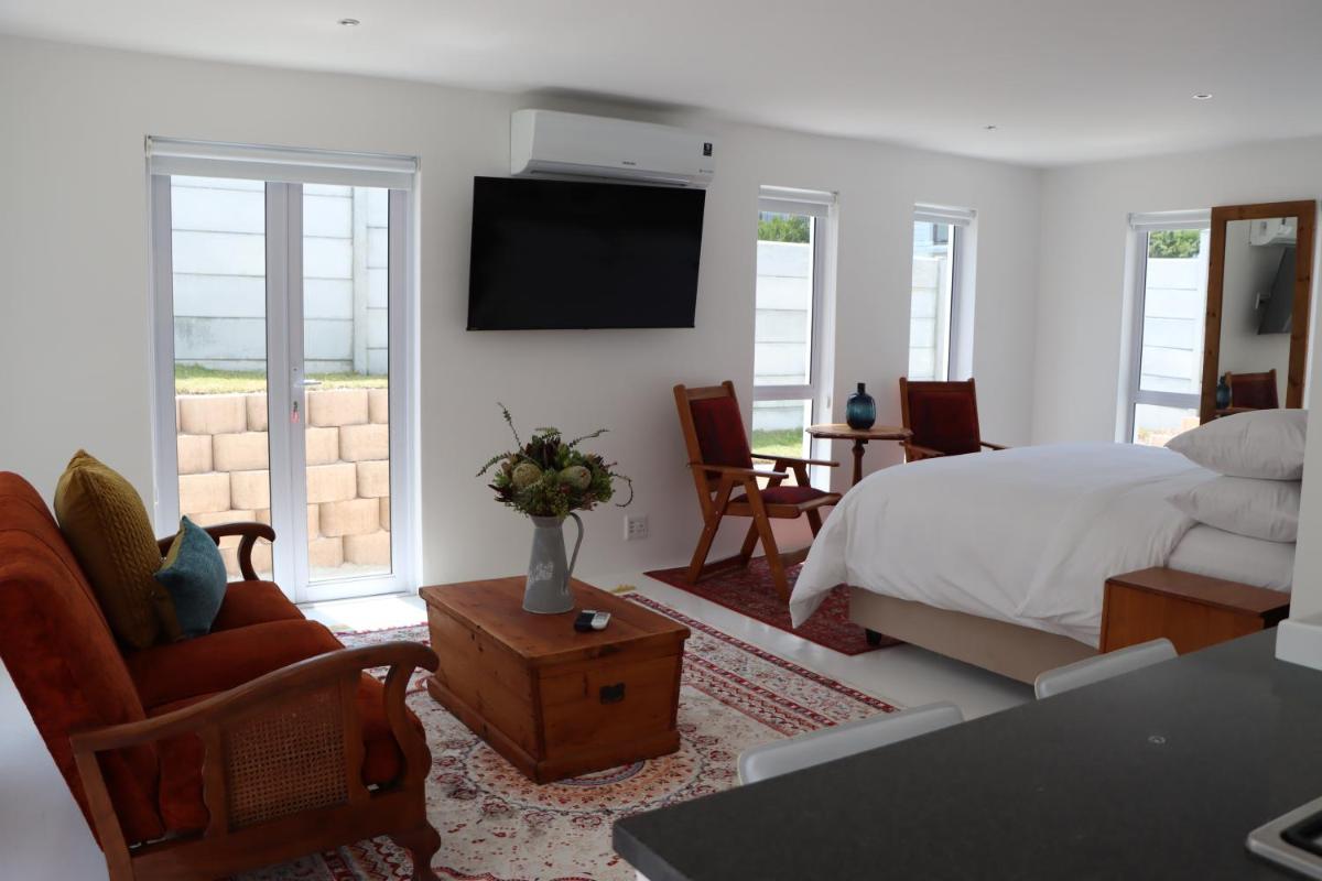 Nivenia Beach House - Hizvo