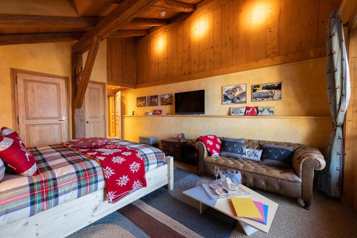 Coin salon dans l'établissement Magic Megève Bois