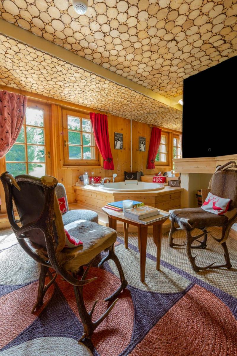 Télévision ou salle de divertissement dans l'établissement Magic Megève Bois