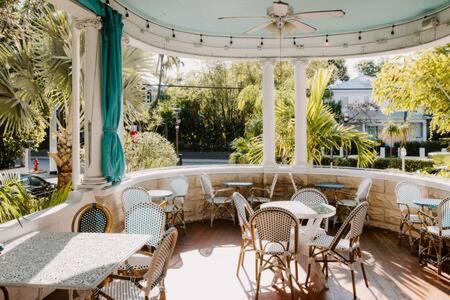 Classic King- Curry Mansion with Heated Pool! - Housity