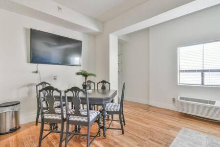 Suitetrails - The Executive Loft - Walk to Sanford Stadium