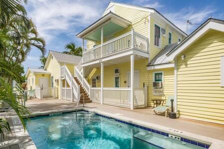 NEW VanGogh Studio - Pool & Balconies - Housity
