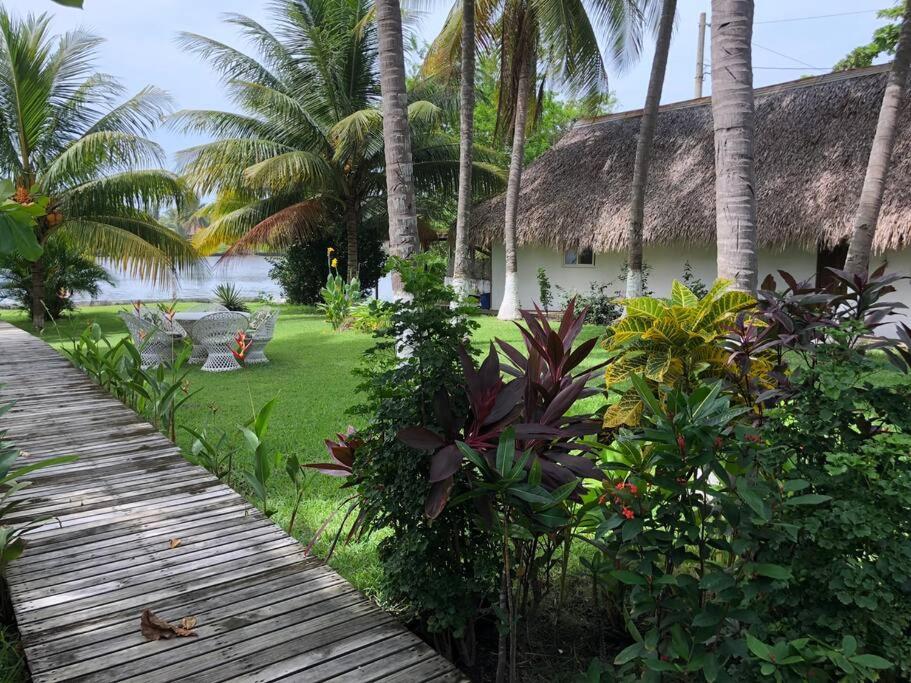 Casa de playa, en isla, frente al mar y canal - Housity