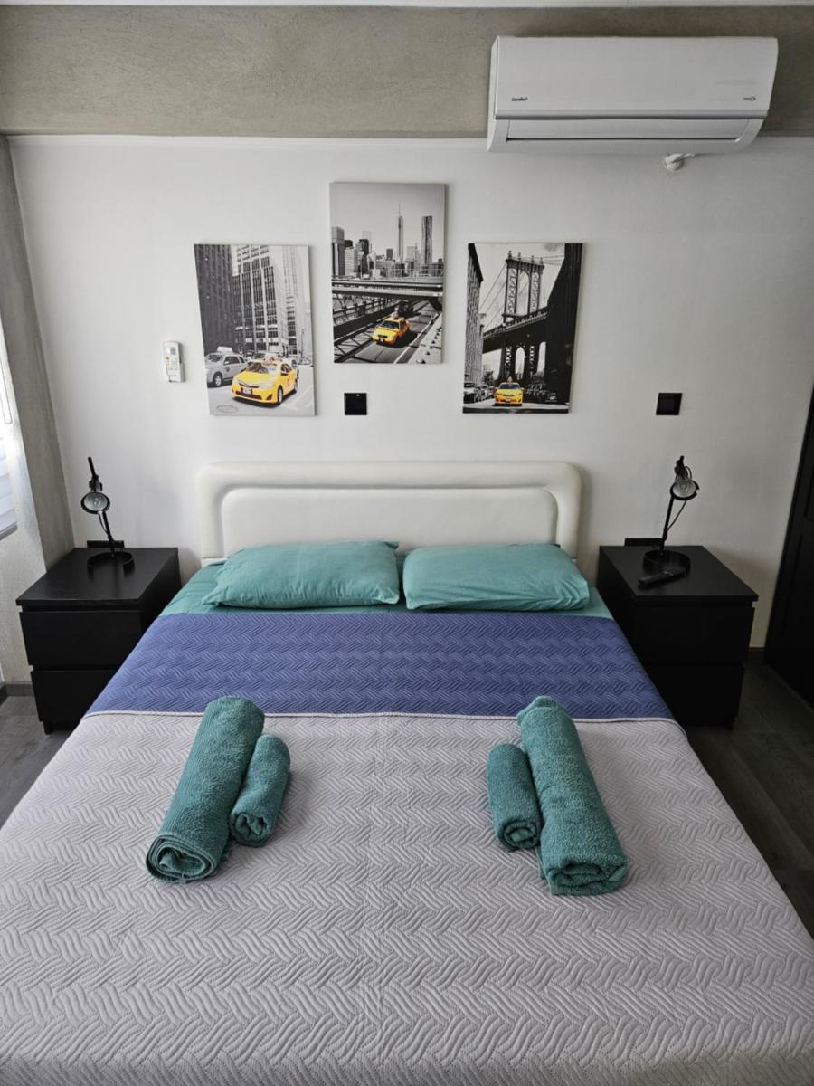 IOANNOU COURT - Black & White STUDIO - Housity