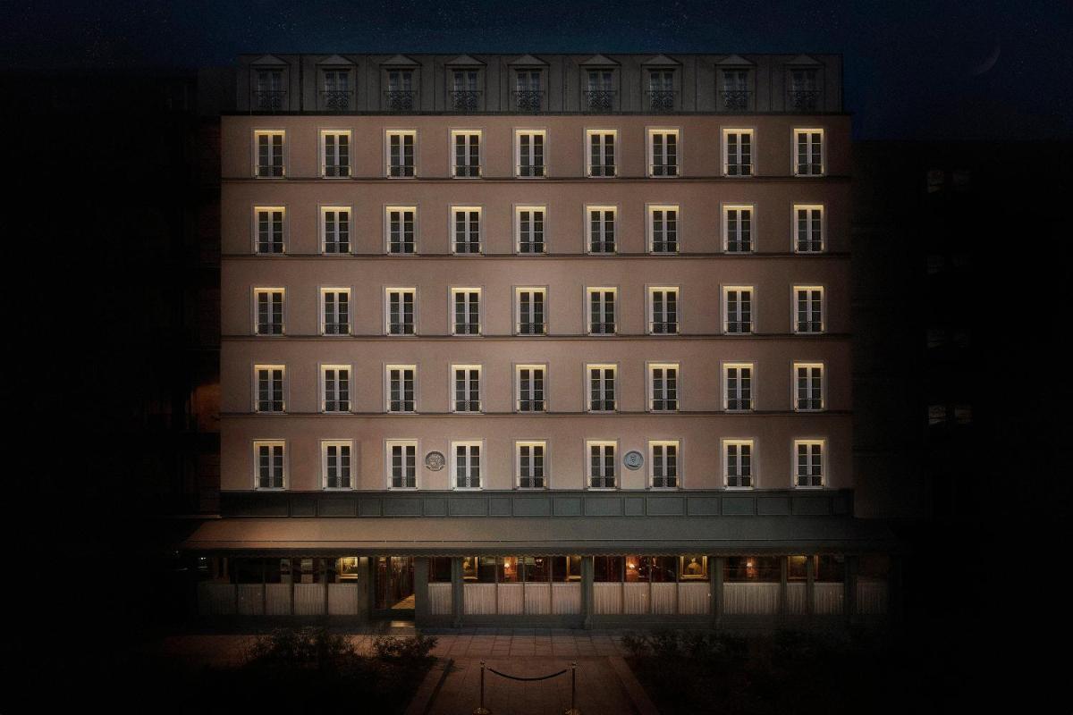 un immeuble de grande hauteur avec ses lumières allumées la nuit dans l'établissement Maison Proust, Hotel & Spa La Mer, à Paris un immeuble de grande hauteur avec ses lumières allumées la nuit dans l'établissement Maison Proust, Hotel & Spa La Mer, à Paris