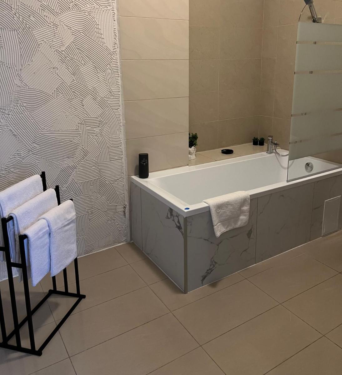 Hotel Akor - Housity