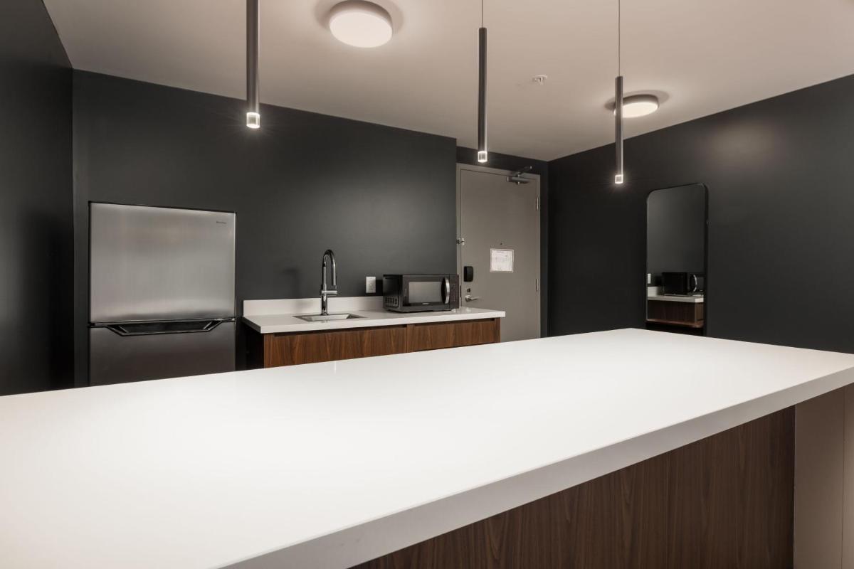 Four Points by Sheraton Kelowna Airport - Hizvo