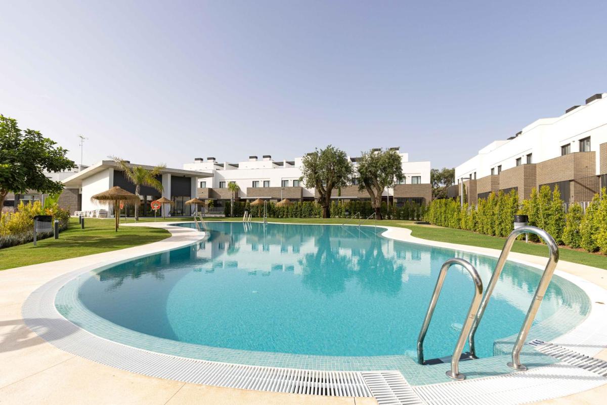 Modern four bedroom house with Golf Course views - Housity