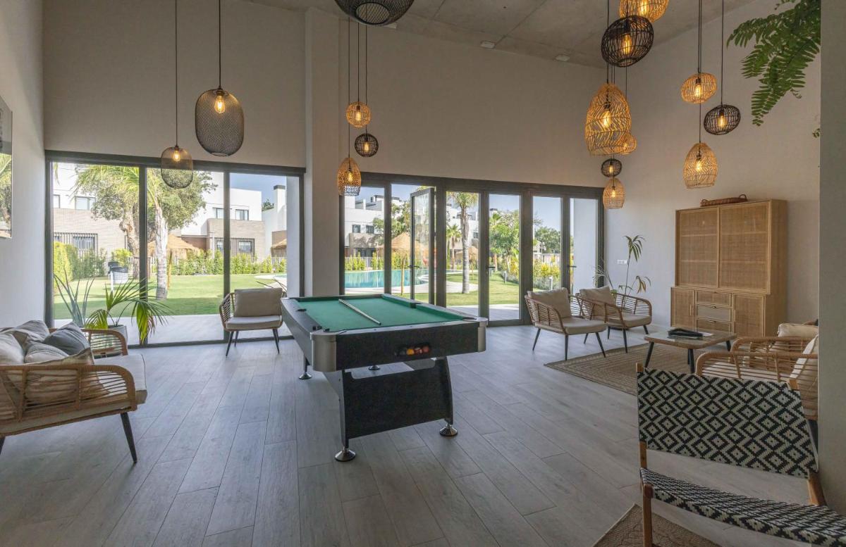Modern four bedroom house with Golf Course views - Housity