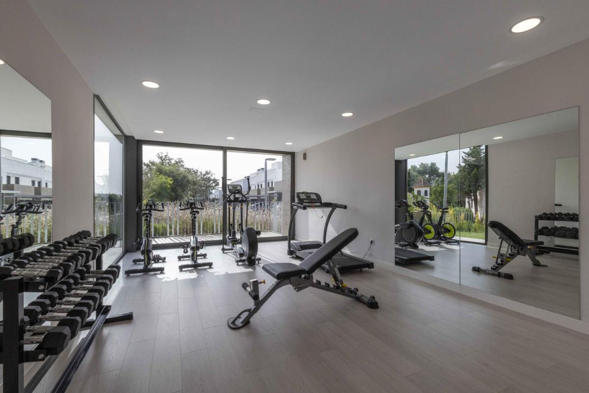 Modern four bedroom house with Golf Course views - Housity