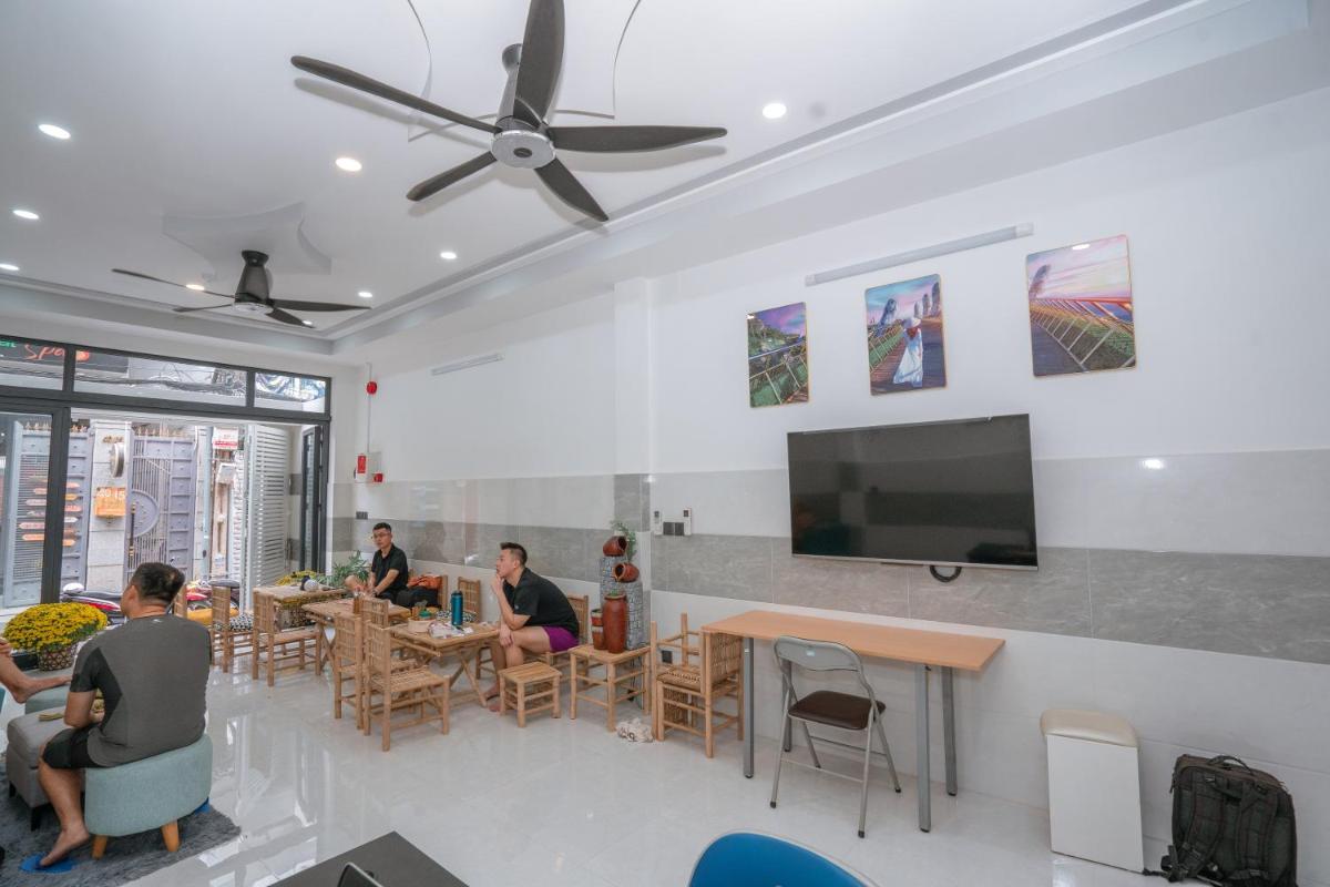 ALOHA SAIGON PREMIUM HOSTEL by Local Travel Experts - Newly opened, Less-touristy location, Spacious rooms, Glass shower bathroom, Free breakfast & Walking Tour - Hizvo